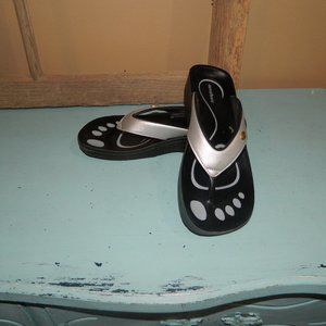 Aerothotics Matte Silver Orthopedic Thong Sandals in size 7